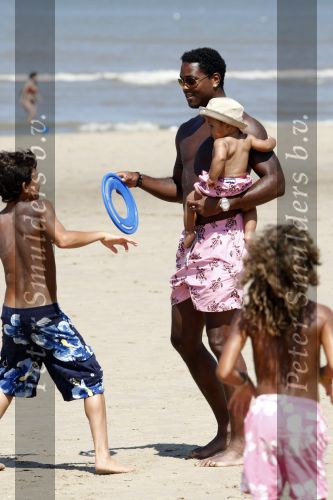 Noordwijk 24 juli 2008
Patrick Kluivert op het strand bij huis ter Duin met Rossana Lima en zijn zoons Shane Quincy Ruben en Justin.