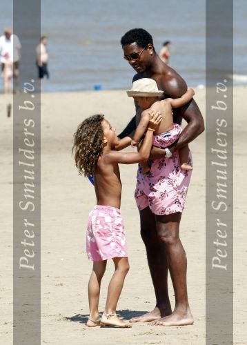 Noordwijk 24 juli 2008
Patrick Kluivert op het strand bij huis ter Duin met Rossana Lima en zijn zoons Shane Quincy Ruben en Justin.