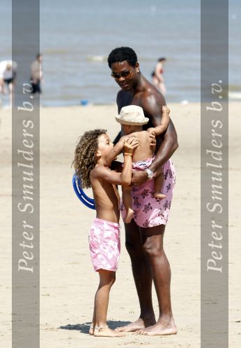 Noordwijk 24 juli 2008
Patrick Kluivert op het strand bij huis ter Duin met Rossana Lima en zijn zoons Shane Quincy Ruben en Justin.