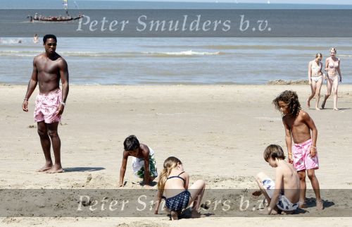Noordwijk 24 juli 2008
Patrick Kluivert op het strand bij huis ter Duin met Rossana Lima en zijn zoons Shane Quincy Ruben en Justin.