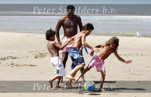 Noordwijk 24 juli 2008
Patrick Kluivert op het strand bij huis ter Duin met Rossana Lima en zijn zoons Shane Quincy Ruben en Justin.