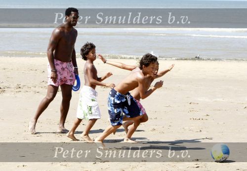 Noordwijk 24 juli 2008
Patrick Kluivert op het strand bij huis ter Duin met Rossana Lima en zijn zoons Shane Quincy Ruben en Justin.