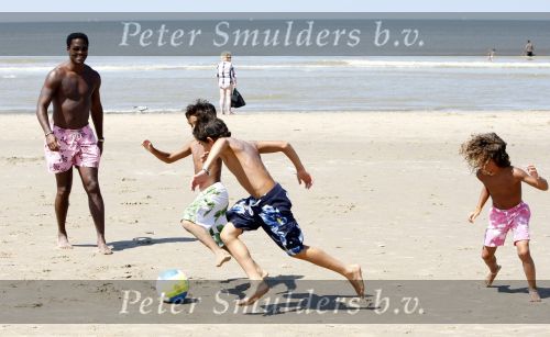 Noordwijk 24 juli 2008
Patrick Kluivert op het strand bij huis ter Duin met Rossana Lima en zijn zoons Shane Quincy Ruben en Justin.