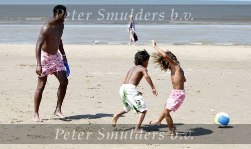 Noordwijk 24 juli 2008
Patrick Kluivert op het strand bij huis ter Duin met Rossana Lima en zijn zoons Shane Quincy Ruben en Justin.