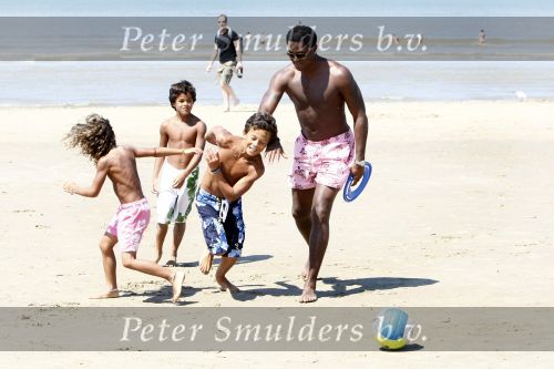Noordwijk 24 juli 2008
Patrick Kluivert op het strand bij huis ter Duin met Rossana Lima en zijn zoons Shane Quincy Ruben en Justin.