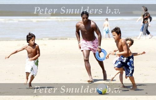 Noordwijk 24 juli 2008
Patrick Kluivert op het strand bij huis ter Duin met Rossana Lima en zijn zoons Shane Quincy Ruben en Justin.