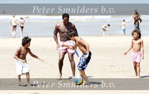 Noordwijk 24 juli 2008
Patrick Kluivert op het strand bij huis ter Duin met Rossana Lima en zijn zoons Shane Quincy Ruben en Justin.