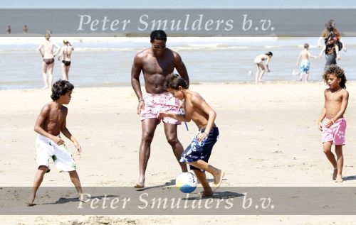Noordwijk 24 juli 2008
Patrick Kluivert op het strand bij huis ter Duin met Rossana Lima en zijn zoons Shane Quincy Ruben en Justin.