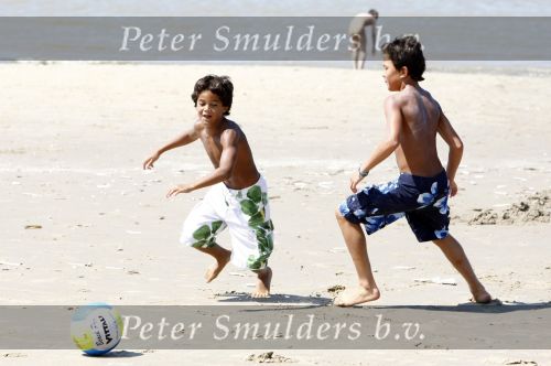 Noordwijk 24 juli 2008
Patrick Kluivert op het strand bij huis ter Duin met Rossana Lima en zijn zoons Shane Quincy Ruben en Justin.