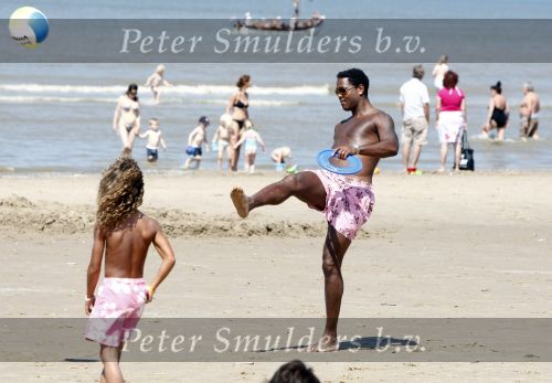 Noordwijk 24 juli 2008
Patrick Kluivert op het strand bij huis ter Duin met Rossana Lima en zijn zoons Shane Quincy Ruben en Justin.