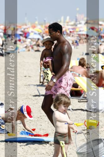 Noordwijk 24 juli 2008
Patrick Kluivert op het strand bij huis ter Duin met Rossana Lima en zijn zoons Shane Quincy Ruben en Justin.