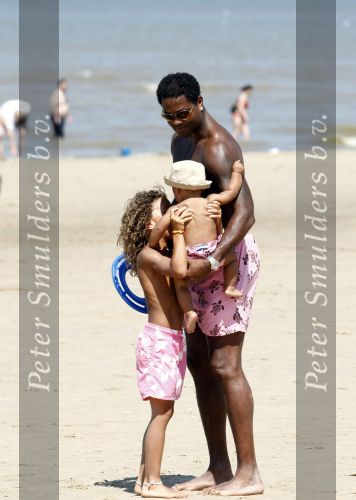 Noordwijk 24 juli 2008
Patrick Kluivert op het strand bij huis ter Duin met Rossana Lima en zijn zoons Shane Quincy Ruben en Justin.