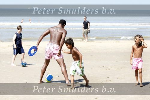 Noordwijk 24 juli 2008
Patrick Kluivert op het strand bij huis ter Duin met Rossana Lima en zijn zoons Shane Quincy Ruben en Justin.