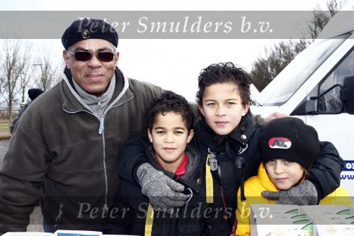 Diemen 14 februari 2009
Vader Patrick Kluivert Kluivert Quincy Justin Ruben Kluivert doen mee met de boswandeling voor hun goede doel ivm zwerfhonden. De tocht was in het Diemer Bos.
Peter Smulders bv