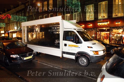 Amsterdam 6 december 2007
Reclame auto van Patrick Lusink rijdt door de pc hooftstraat voorbij de winkel van Oger.