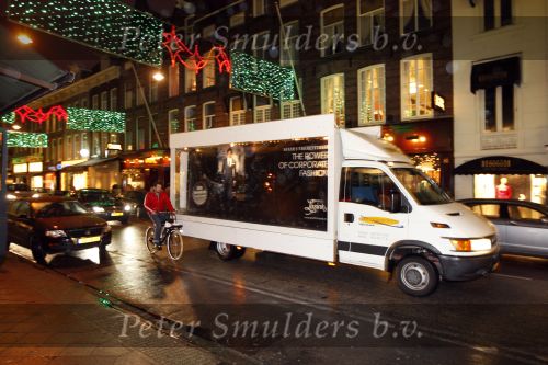 Amsterdam 6 december 2007
Reclame auto van Patrick Lusink rijdt door de pc hooftstraat voorbij de winkel van Oger.