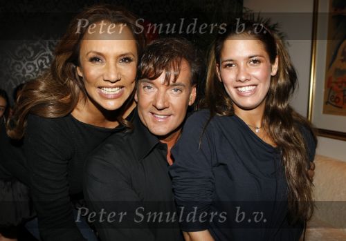 Vinkeveen 18 januari 2009
Roxeanne Hazes viert haar 16 e verjaardag in Roekz in Vinkeveen. gerard Joling met Patty Brard en Priscilla Nasi
Peter Smulders bv