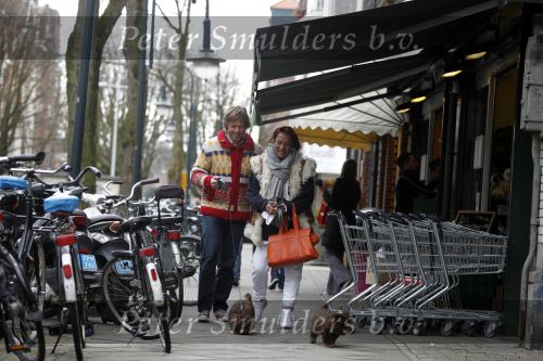 Amsterdam 28 maart 2009
Patty Brard met vriend Antoine en hun 2 hondjes op de cornelis schuytstraat.
Peter Smulders bv