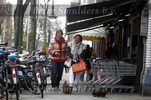 Amsterdam 28 maart 2009
Patty Brard met vriend Antoine en hun 2 hondjes op de cornelis schuytstraat.
Peter Smulders bv