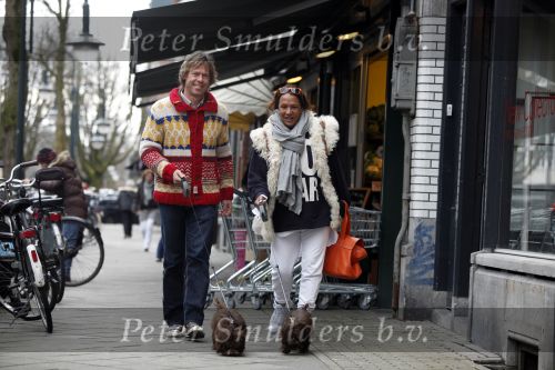 Amsterdam 28 maart 2009
Patty Brard met vriend Antoine en hun 2 hondjes op de cornelis schuytstraat.
Peter Smulders bv