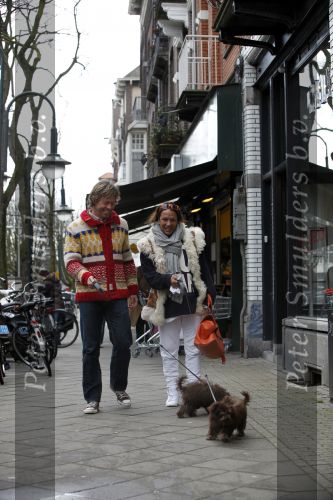 Amsterdam 28 maart 2009
Patty Brard met vriend Antoine en hun 2 hondjes op de cornelis schuytstraat.
Peter Smulders bv