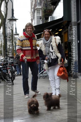 Amsterdam 28 maart 2009
Patty Brard met vriend Antoine en hun 2 hondjes op de cornelis schuytstraat.
Peter Smulders bv