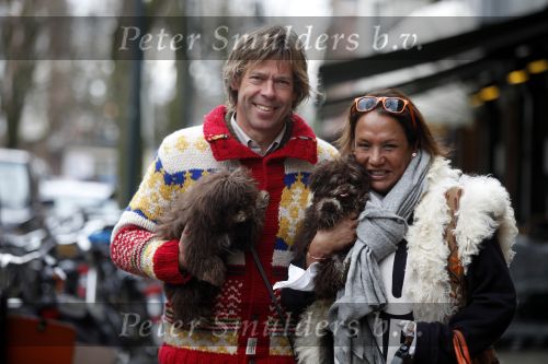 Amsterdam 28 maart 2009
Patty Brard met vriend Antoine en hun 2 hondjes op de cornelis schuytstraat.
Peter Smulders bv