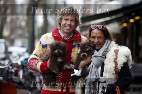 Amsterdam 28 maart 2009
Patty Brard met vriend Antoine en hun 2 hondjes op de cornelis schuytstraat.
Peter Smulders bv