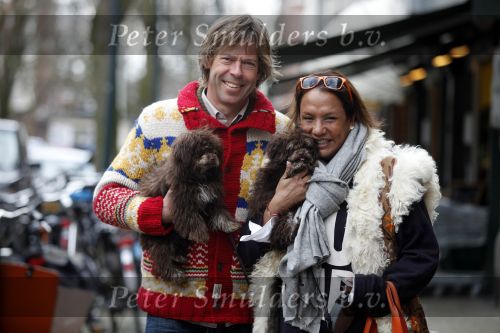 Amsterdam 28 maart 2009
Patty Brard met vriend Antoine en hun 2 hondjes op de cornelis schuytstraat.
Peter Smulders bv