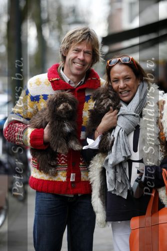 Amsterdam 28 maart 2009
Patty Brard met vriend Antoine en hun 2 hondjes op de cornelis schuytstraat.
Peter Smulders bv