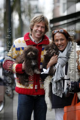 Amsterdam 28 maart 2009
Patty Brard met vriend Antoine en hun 2 hondjes op de cornelis schuytstraat.
Peter Smulders bv