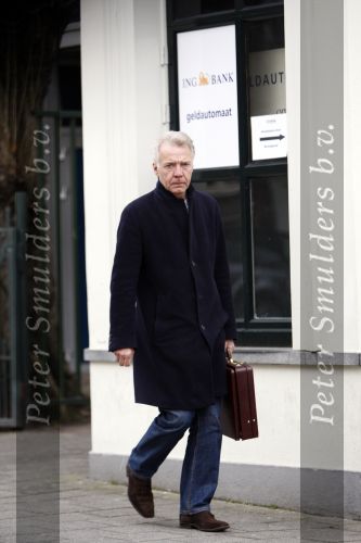 Amsterdam 17 maart 2008
Paul Witteman met koffertje op straat bij artis op weg naar de studio.
Peter Smulders bv