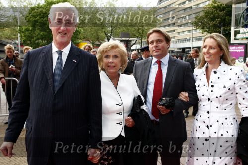 Utrecht 28 april 2009
Pieter v Vollenhoven viert zijn 70e verjaardag in het Beatrix theater in Utrecht. Martin Schroder met vrouw en Paulette Schroder met haar man
Peter Smulders bv