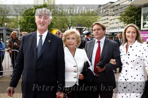 Utrecht 28 april 2009
Pieter v Vollenhoven viert zijn 70e verjaardag in het Beatrix theater in Utrecht. Martin Schroder met vrouw en Paulette Schroder met haar man
Peter Smulders bv