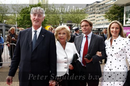 Utrecht 28 april 2009
Pieter v Vollenhoven viert zijn 70e verjaardag in het Beatrix theater in Utrecht. Martin Schroder met vrouw en Paulette Schroder met haar man
Peter Smulders bv