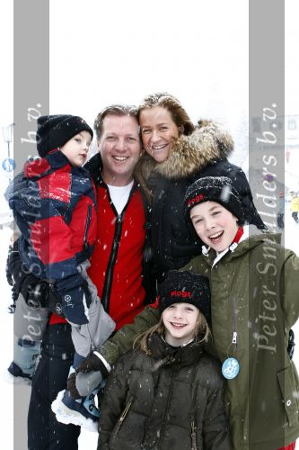 Lech 17 februari 2009
Michiel Mol en Paulien Huiznga met hun  kinderen  Paul Myrthe en Pieter op skivakantie in Lech.
Peter Smulders bv