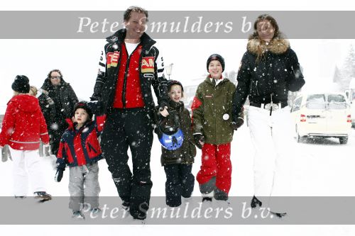 Lech 17 februari 2009
Michiel Mol en Paulien Huiznga met hun  kinderen  Paul Myrthe en Pieter op skivakantie in Lech.
Peter Smulders bv
