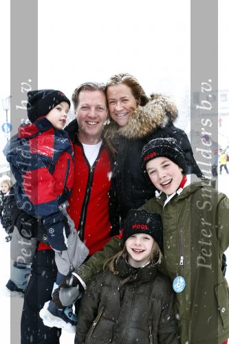 Lech 17 februari 2009
Michiel Mol en Paulien Huiznga met hun  kinderen  Paul Myrthe en Pieter op skivakantie in Lech.
Peter Smulders bv
