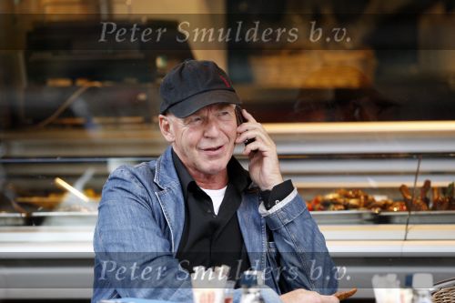 Amsterdam 12 september 2007
Peter Faber met gsm op terras.