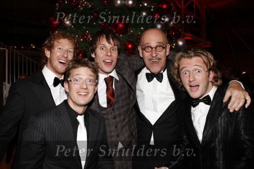 Rotterdam 16 december 2007
Premiere Evita in het nieuwe Luxor met oa Stanley Burleson Brigitte Heitzer en Roberto de GRoot. Andrew Lloyd Webber en Pieter v Vollenhoven zijn daarbij aanwezig. Peter de Jong met de ....