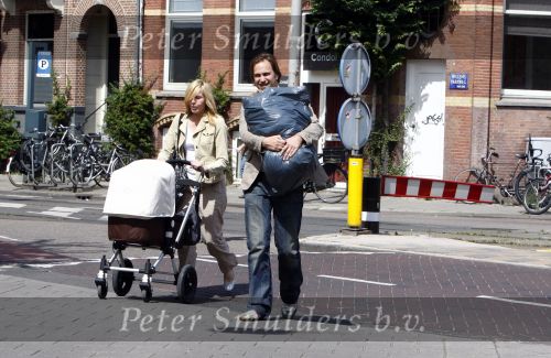 Amsterdam 18 juni 2008
Vriend van Peter v d Vorst gooit kleding in bak van leger des heils en achter kinderwagen.