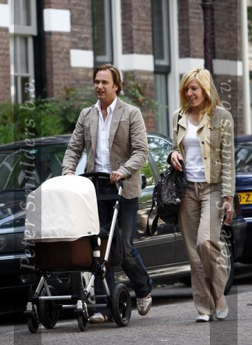Amsterdam 18 juni 2008
Vriend van Peter v d Vorst gooit kleding in bak van leger des heils en achter kinderwagen.