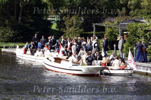 Leiden 23 augustus 2008
De dochter van Phil Collins Joeley Joely Collins trouwt met haar Nederlandse man Stefan Buitelaar. Na het huwelijk gaan ze met boot varen.
Peter Smulders bv