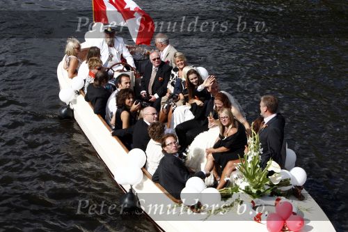 Leiden 23 augustus 2008
De dochter van Phil Collins Joeley Joely Collins trouwt met haar Nederlandse man Stefan Buitelaar. Na het huwelijk gaan ze met boot varen.
Peter Smulders bv