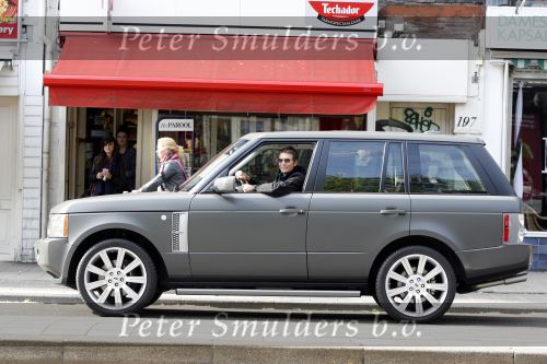 Amsterdam 11 mei 2009
Piet Boon in de range rover die hij zelf ontworpen heeft en zijn naam draagt.
Peter Smulders bv
