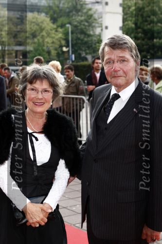 Utrecht 28 april 2009
Pieter v Vollenhoven viert zijn 70e verjaardag in het Beatrix theater in Utrecht. Piet Hein Donner met zijn vrouw
Peter Smulders bv