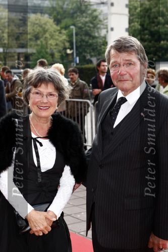 Utrecht 28 april 2009
Pieter v Vollenhoven viert zijn 70e verjaardag in het Beatrix theater in Utrecht. Piet Hein Donner met zijn vrouw
Peter Smulders bv