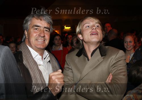 Amsterdam 17 december 2007
Pieter Storms met Nina Brink  en kinderen bij tros kerstcircus.