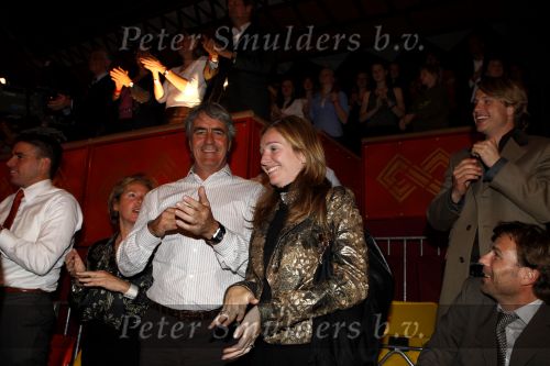 Amsterdam 17 december 2007
Tros Kerstcircus bij afrika afrika . Pieter Storms met Nina Brink en haar kinderen