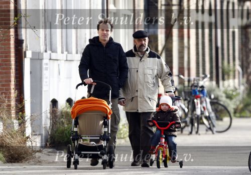 Amsterdam 26 januari 2008
Pieter v Beukering , man van Yvon Jaspers met kinderen en opa aan het wandelen.